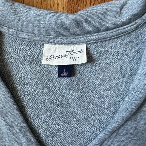 Women’s Gray V-Neck Crop Top Short Sleeve  Sweatshirt Size Small - Picture 3 of 6